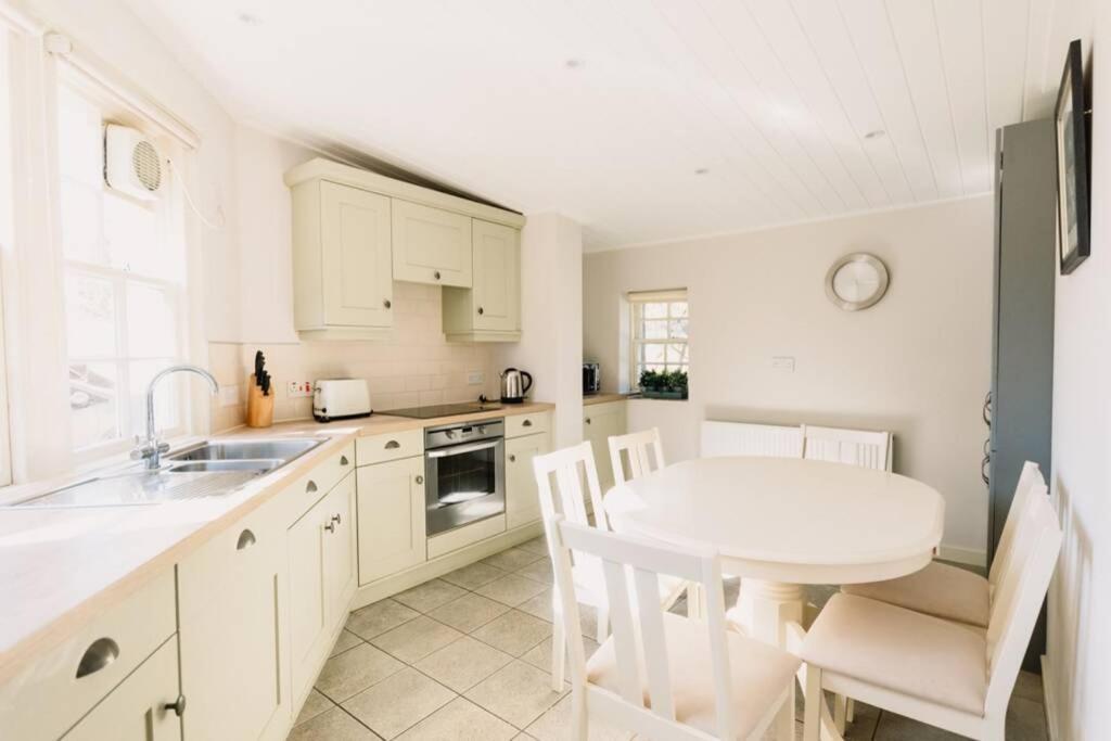 Factors House - A Comfy Cottage In Countryside Park With Wifi And Access To Bar And Pool Perth Bagian luar foto