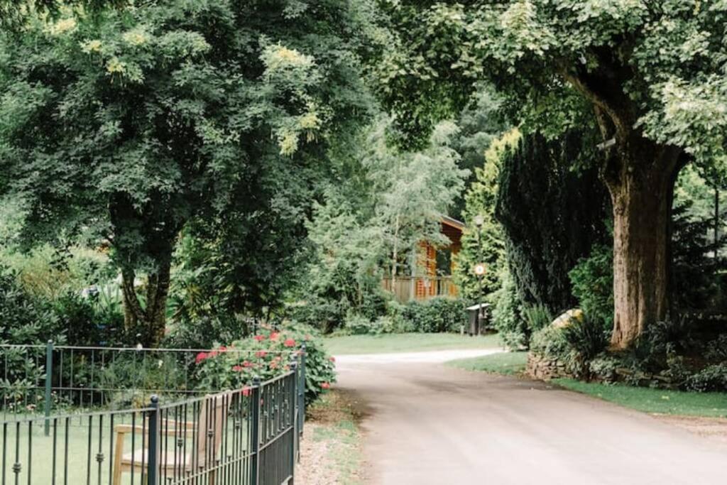 Factors House - A Comfy Cottage In Countryside Park With Wifi And Access To Bar And Pool Perth Bagian luar foto