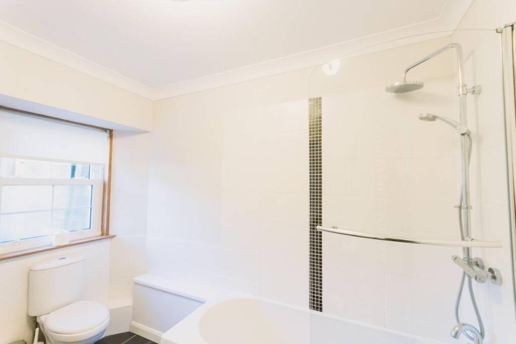Factors House - A Comfy Cottage In Countryside Park With Wifi And Access To Bar And Pool Perth Bagian luar foto